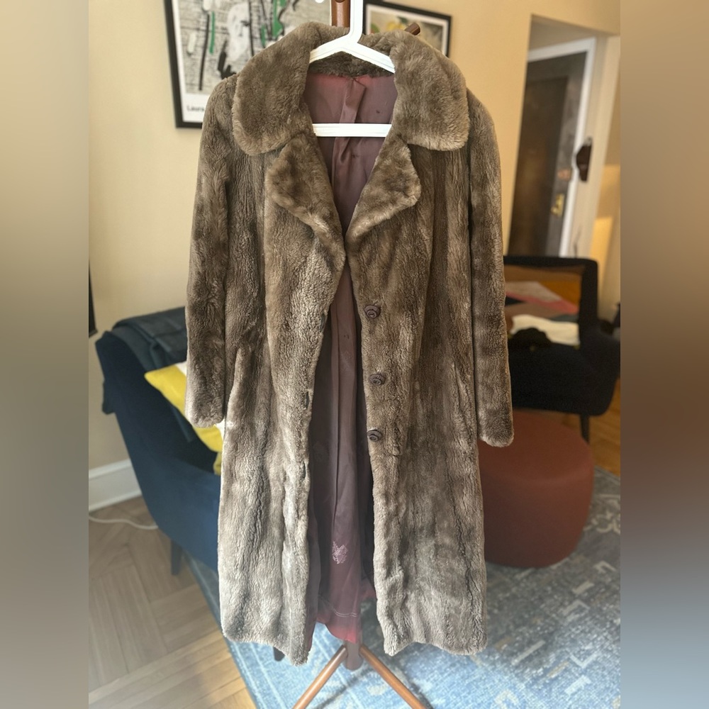 Real fur coat with scarf, fits size L. Most likely beaver fur